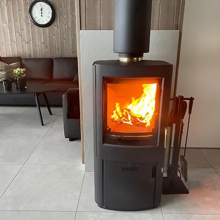 Ferienhaus Modern Lakeside Jacuzzi And Sauna Up To 18 People