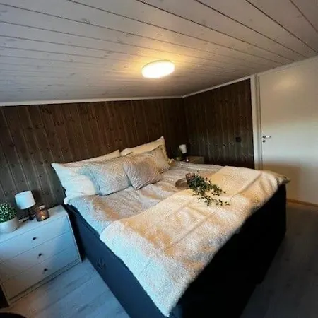 Дом отдыха Modern Lakeside Jacuzzi And Sauna Up To 18 People *