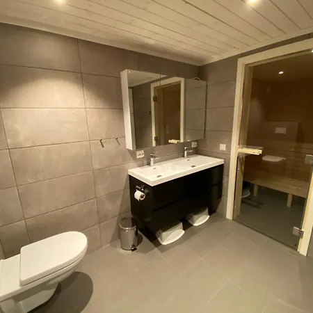 Дом отдыха Modern Lakeside Jacuzzi And Sauna Up To 18 People